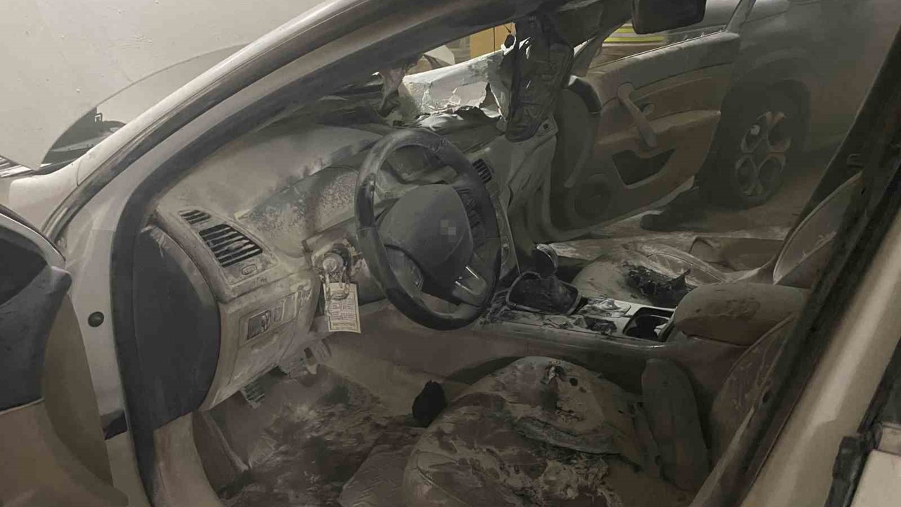 Bursa’da kapalı otoparkta yanan otomobil paniğe neden oldu
