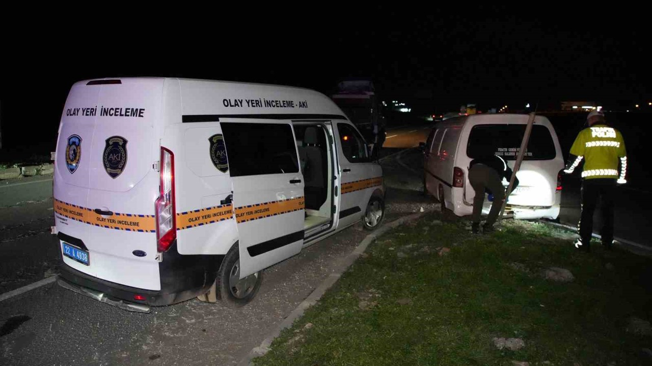 Edirne’de "dur" ihtarına uymayan minibüs 8 kilometrelik kovalamaca sonrası yakalandı: Araçtan 20 göçmen çıktı
