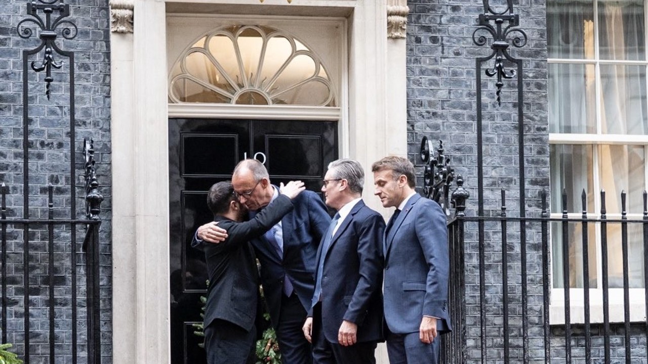 Zelenskiy: "Londra’daki görüşmeler verimli geçti ve barış yönünde küçük bir ilerleme var"
