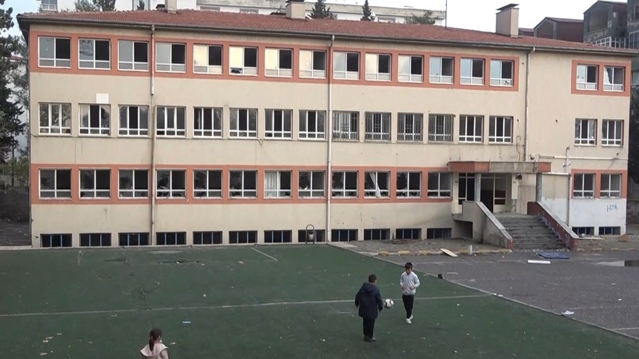 Kahramanmaraş’ta yarım asırlık okul yıkılmayı bekliyor
