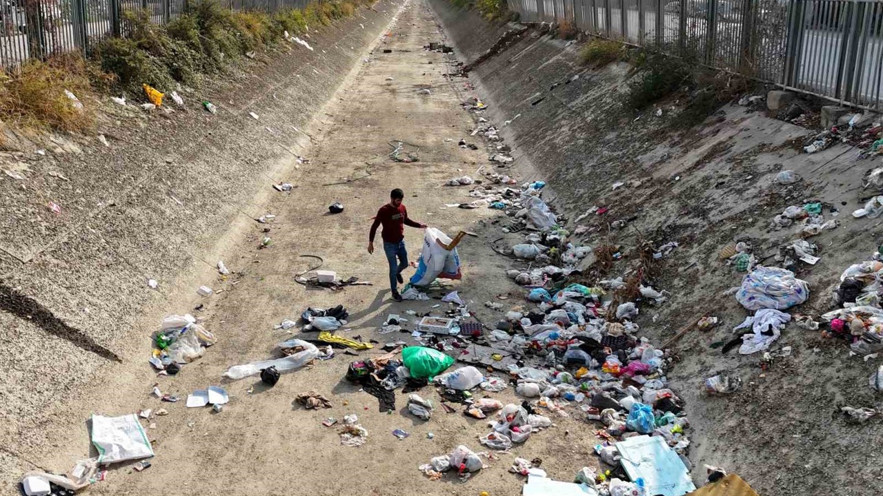 Adana’da sulama kanalları çöplüğe döndü
