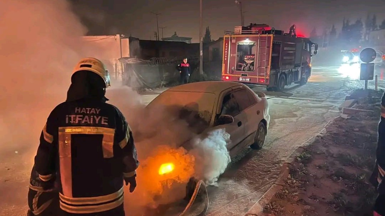 Antakya’da yanan otomobilde hasar oluştu
