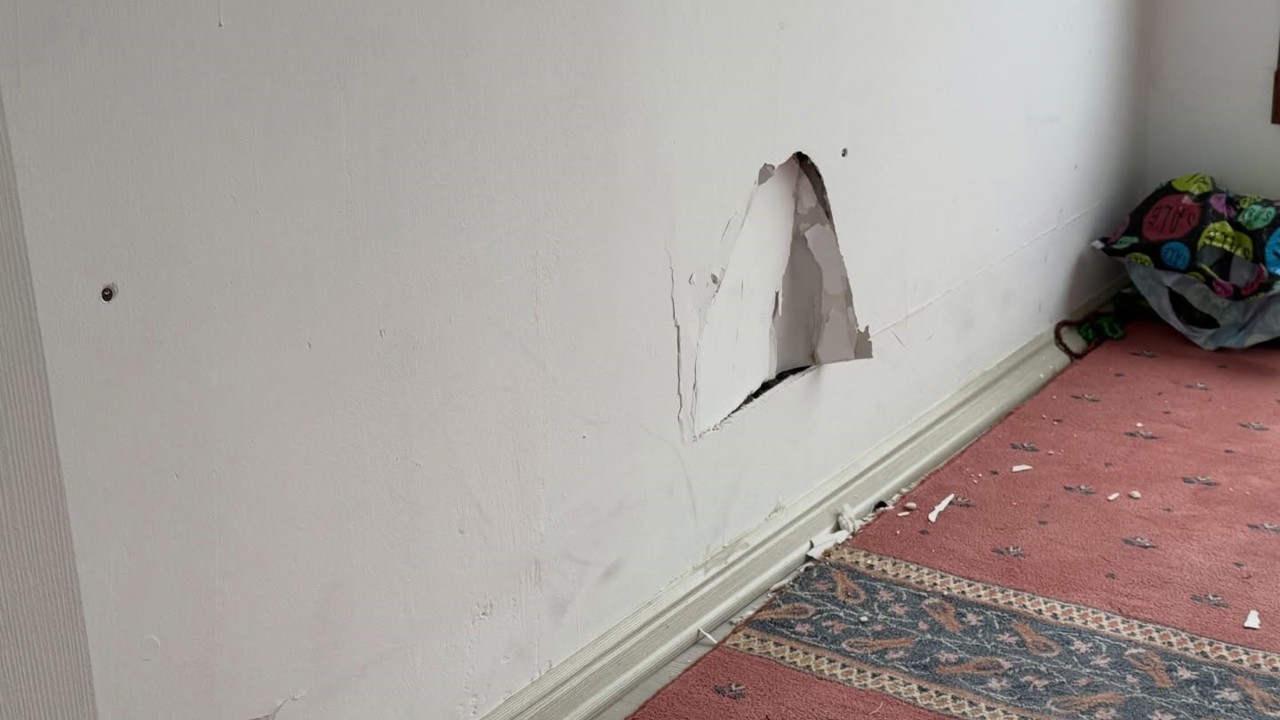 Taşova’da millet bahçesinde mescit duvarı tahrip edildi
