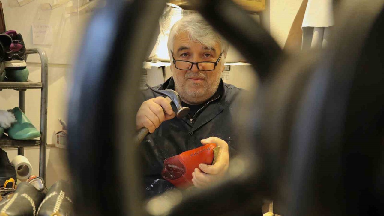 38 yıldır ilmek ilmek işleyerek mesleğini yaşatmaya çalışıyor
