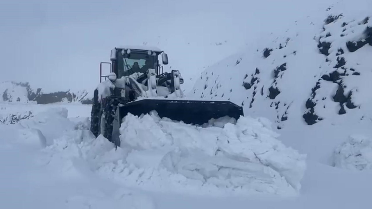 Şırnak’ta kar esareti: Beyaz örtü yarım metreyi geçti
