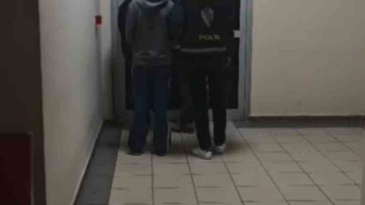 Kocaeli’de duvarlara yasa dışı bahis reklamı yazan 2 şüpheli yakalandı
