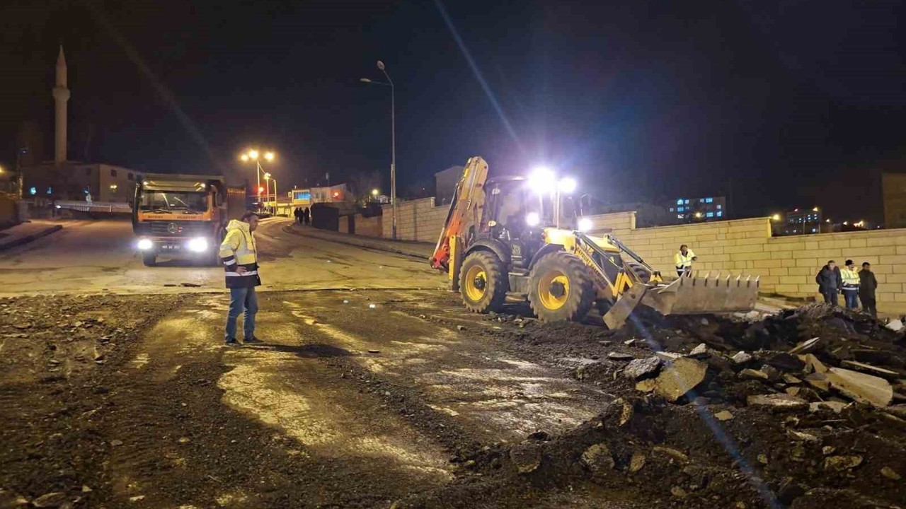 Kışla rampasının asfaltı yenileniyor
