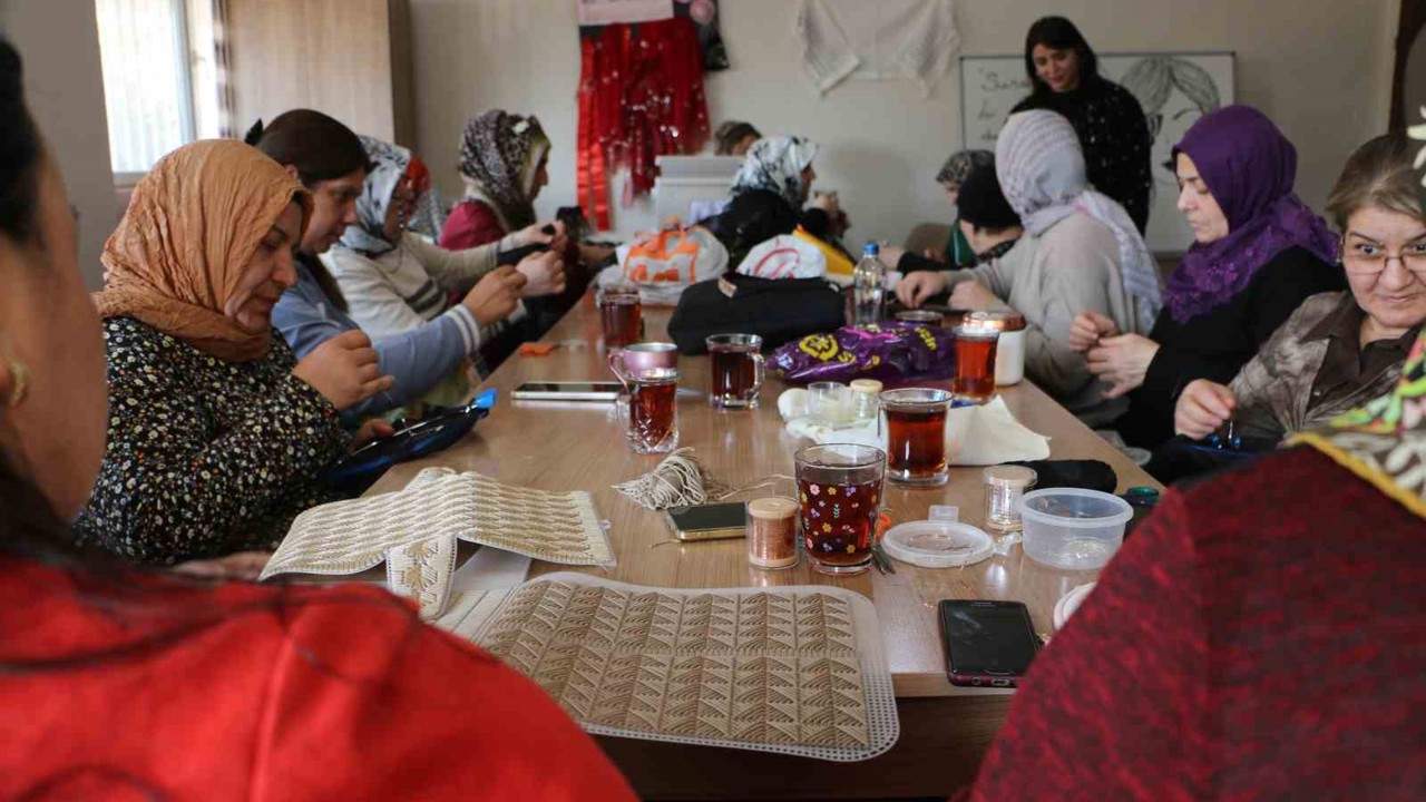 Kadınların el emeğiyle ürettikleri tel kırma şal ve çantalar yoğun ilgi görüyor
