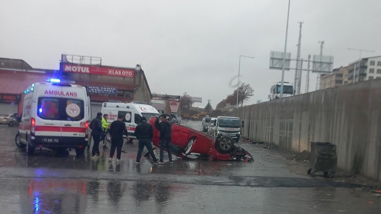 Tatvan’da otomobil köprülü kavşaktan uçtu: 2 yaralı
