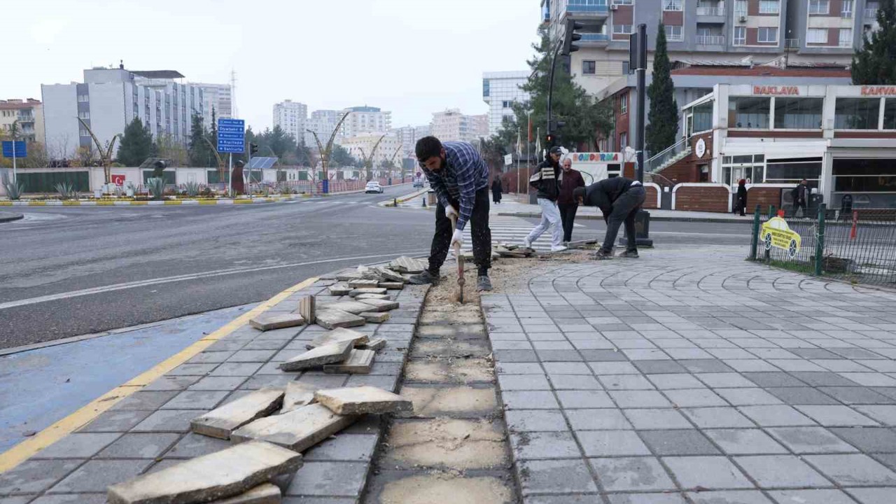 Mardin Büyükşehir Belediyesi şehirdeki engelli yollarını yeniliyor
