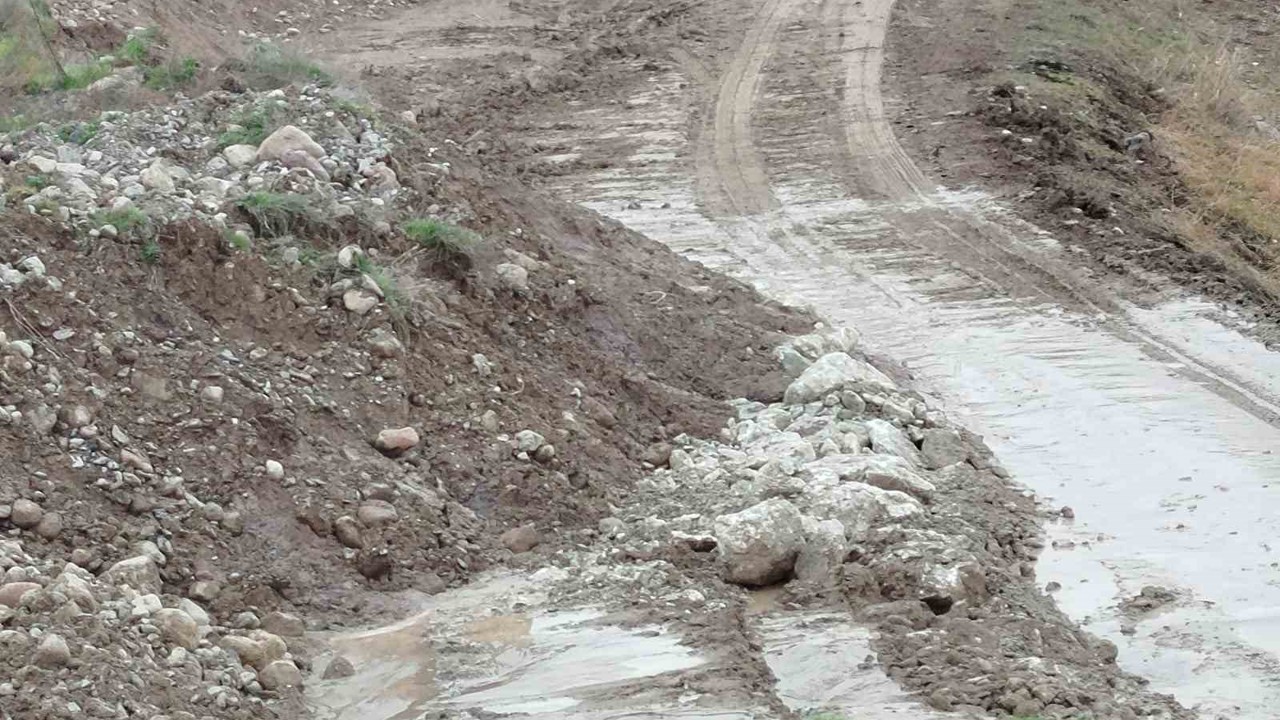 Beypazarı-Adaören yolu heyelan nedeniyle trafiğe kapatıldı
