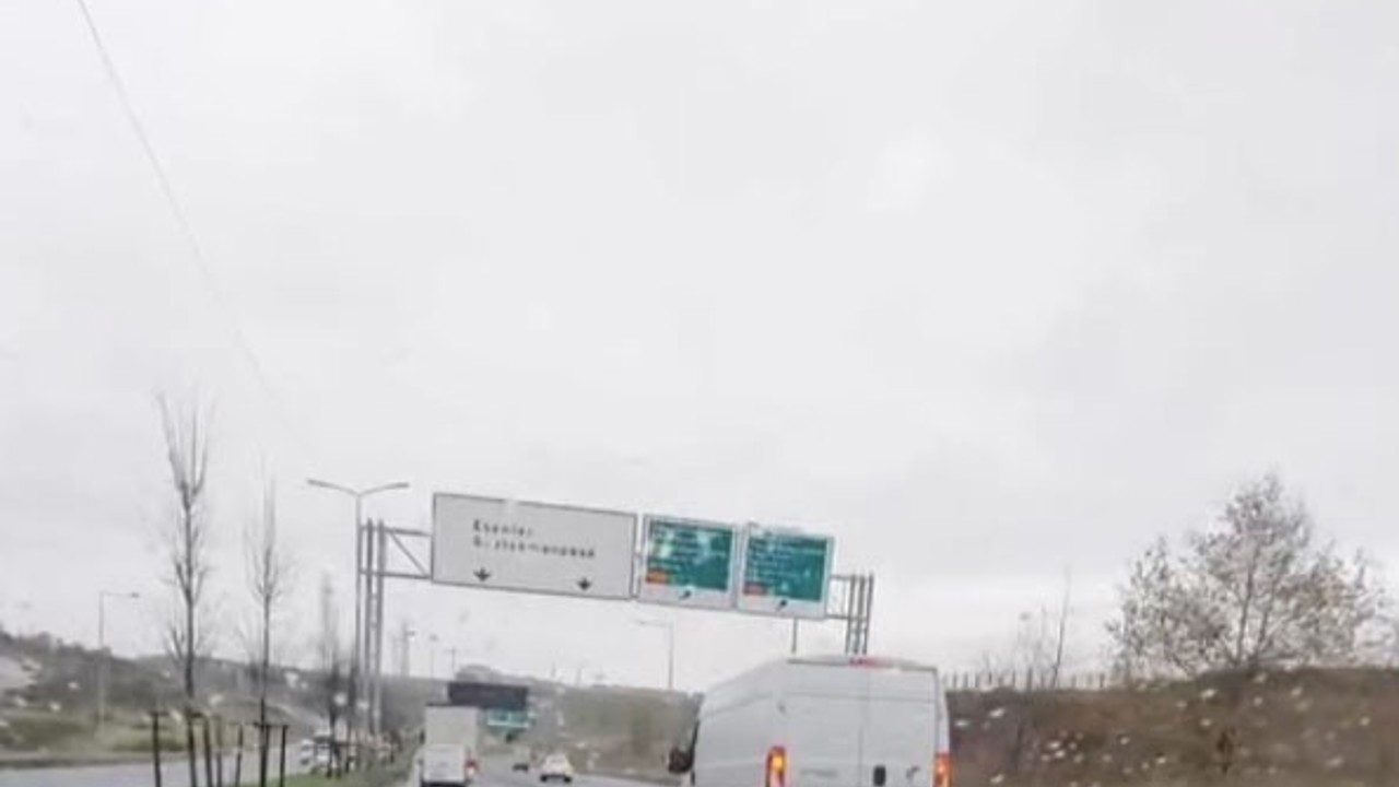 Sultangazi’de bu kadarına da "pes" dedirten görüntü: Aracın arkasına bağladığı onlarca kasayla böyle yol aldı
