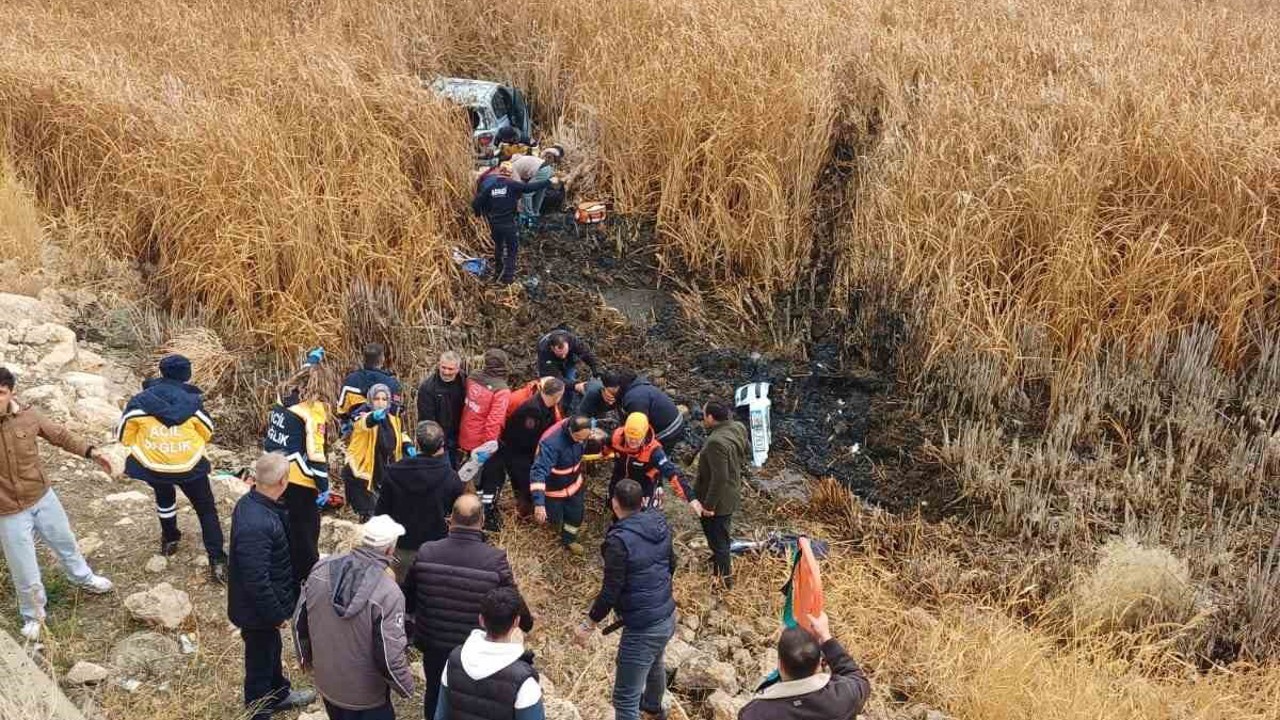 Van’da araç bataklığa uçtu: 5 yaralı
