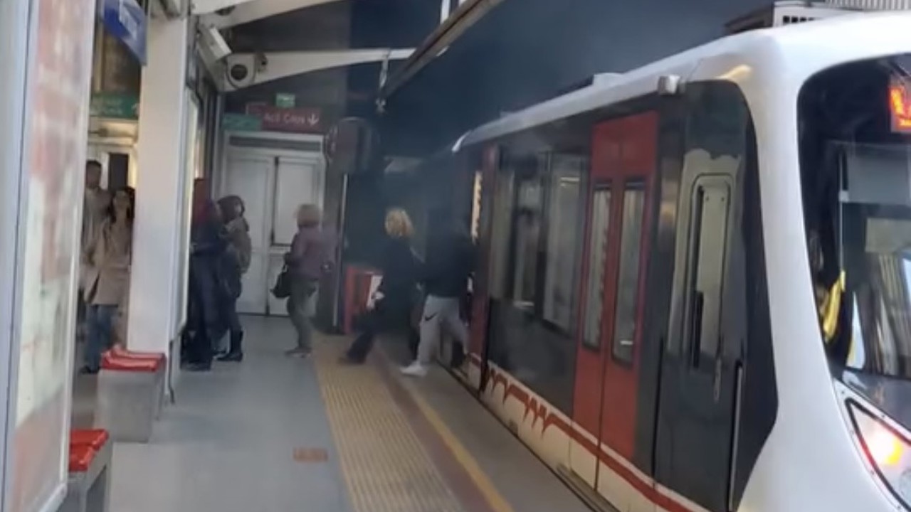 İzmir’de metro vagonu raydan çıktı
