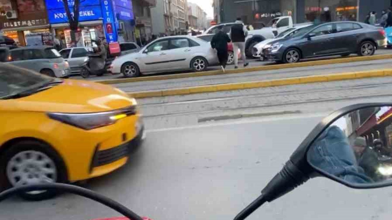 Eskişehir trafiğine takılmamak için tramvay yolunu kullandı
