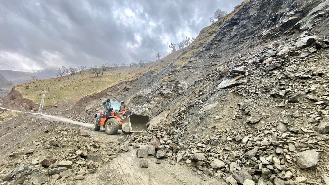 Batman’da şiddetli yağışlarla birlikte bazı köy ve mezra yolları ulaşıma kapandı
