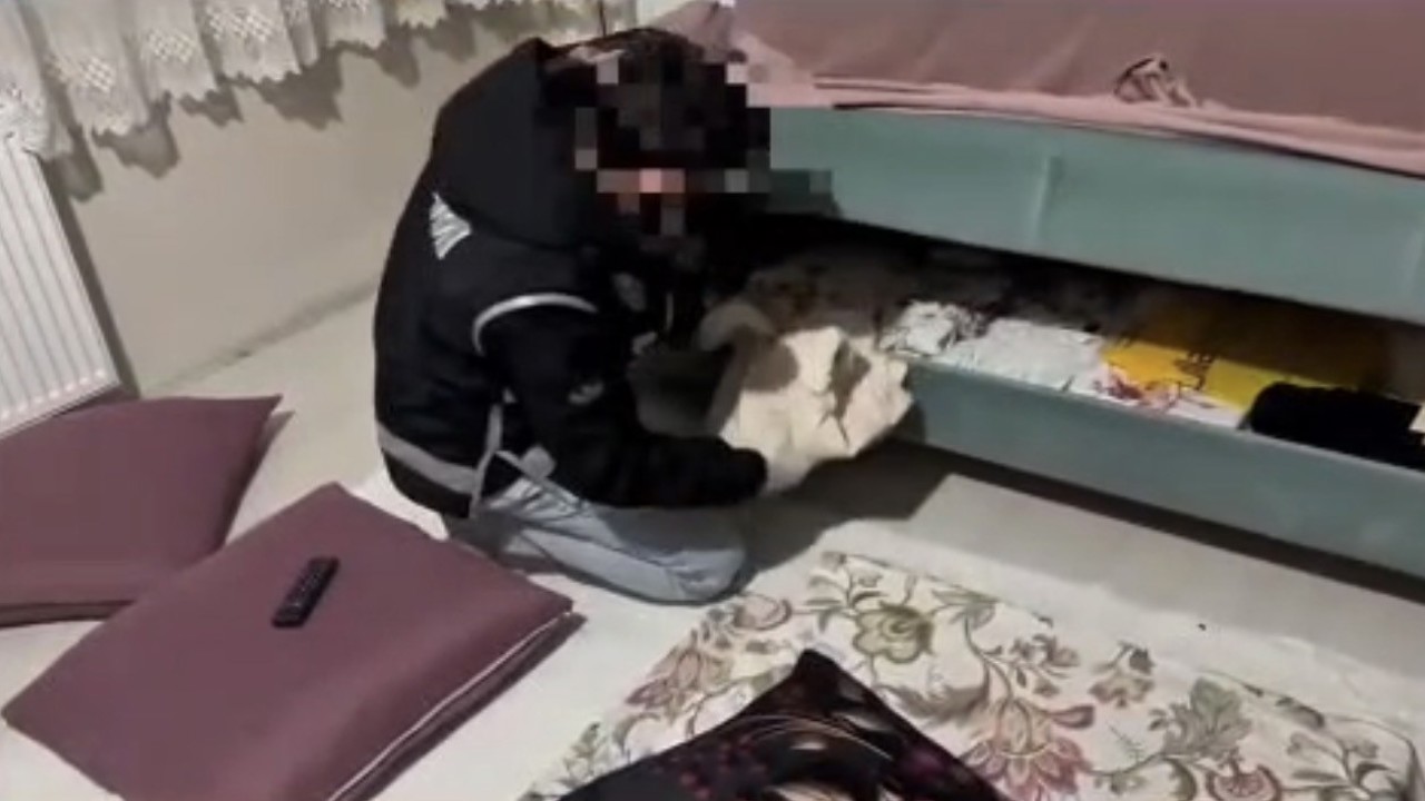 Ağrı’da kaçakçılık operasyonunda milyonluk telefon ve sigara ele geçirildi
