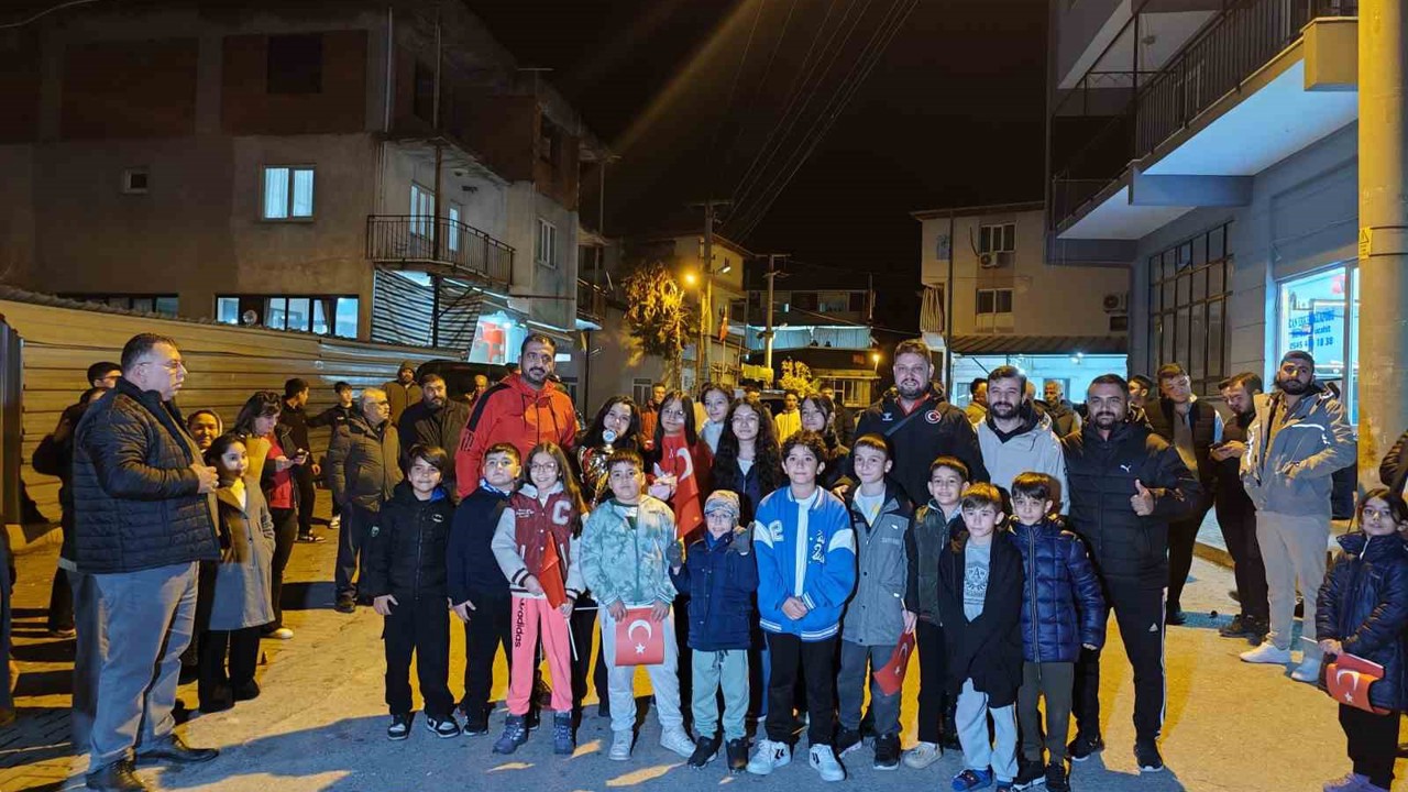 Dünya şampiyonu Zehra’yı mahalle sakinleri törenle karşıladı
