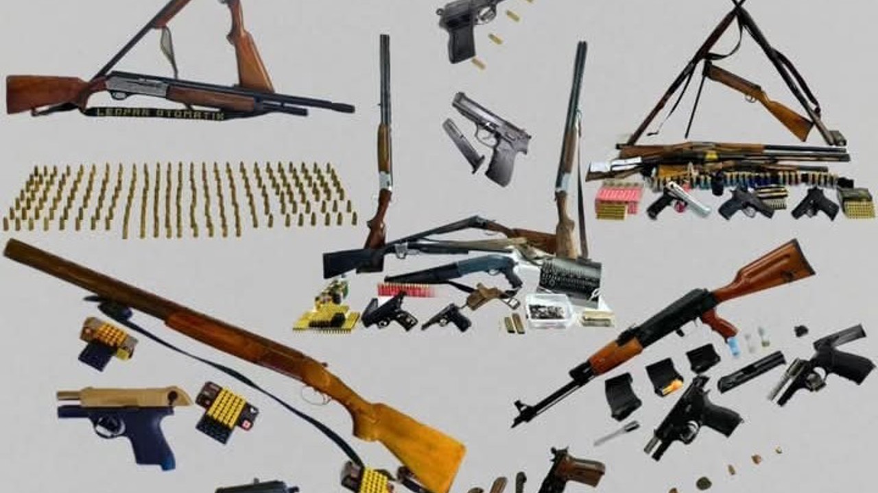 Kale’de kaçak silah ve mühimmatla yakalanan 9 şüpheli gözaltına alındı
