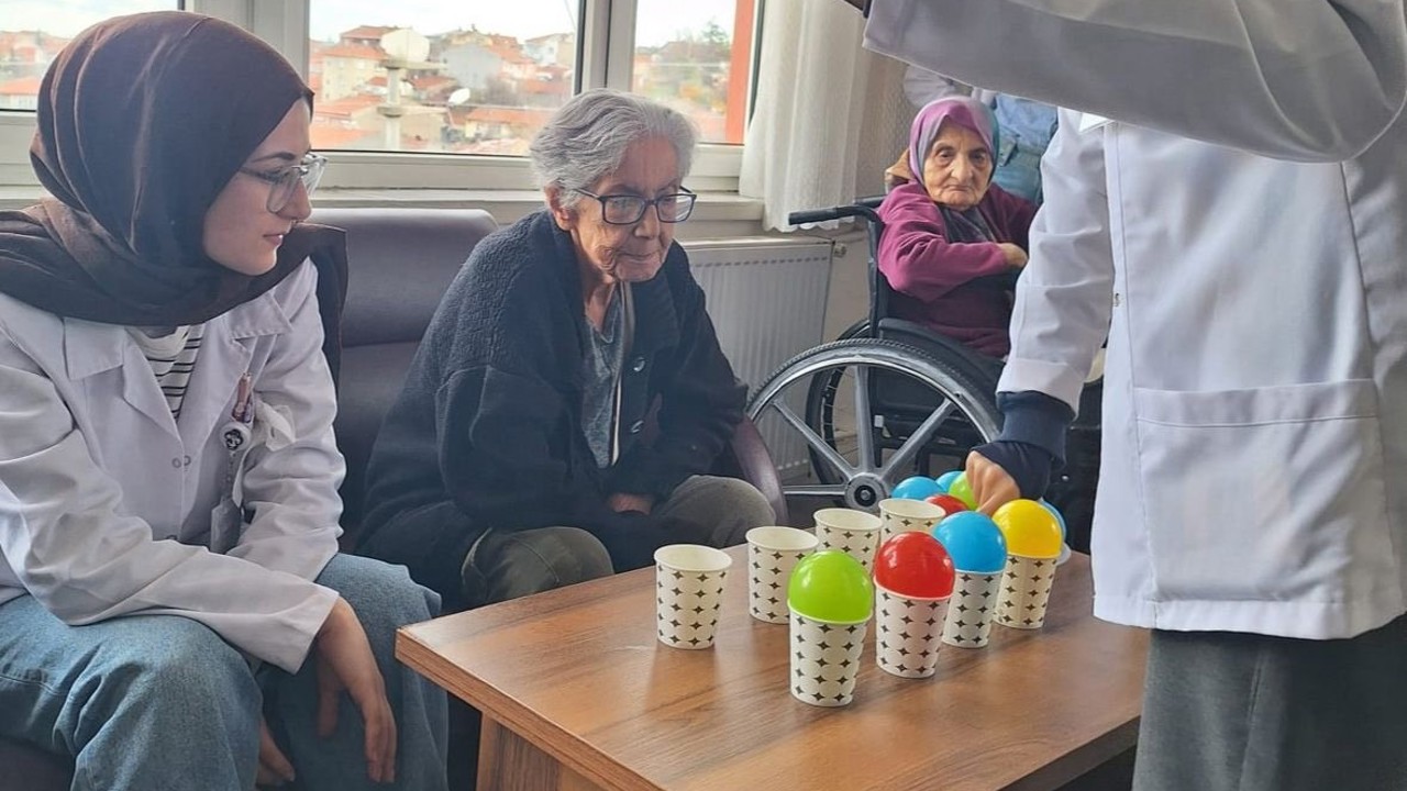 ESOGÜ öğrencilerinden yaşlılar için anlamlı etkinlik
