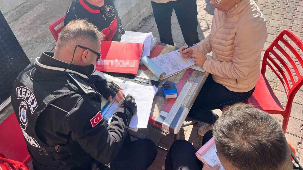 Antalya’da yarım tondan fazla hayvansal ve bitkisel bozuk gıda maddesi ele geçirildi
