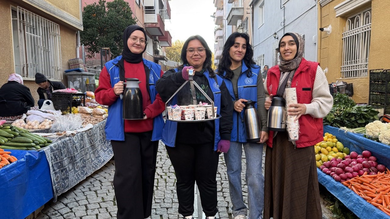 Gönüllü gençlerden pazar esnafına sıcak ikram
