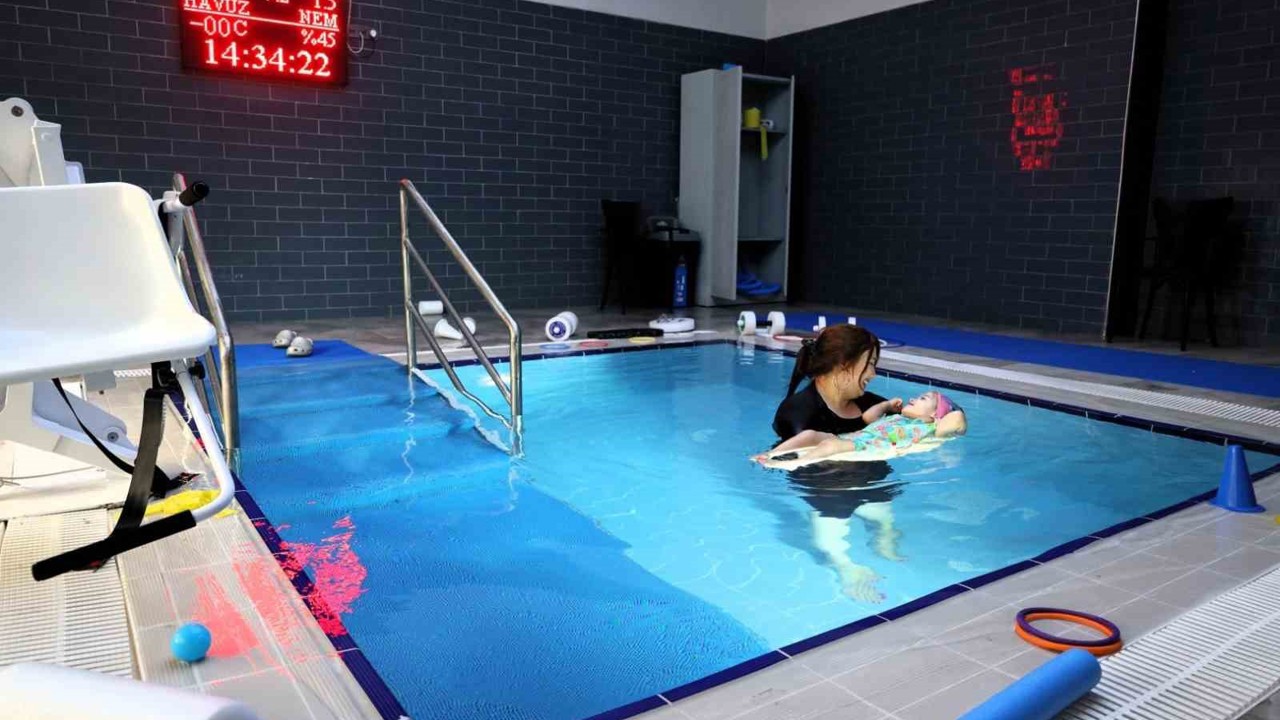 Serebral palsili Duru’nun tedavisi suyun gücüyle destekleniyor
