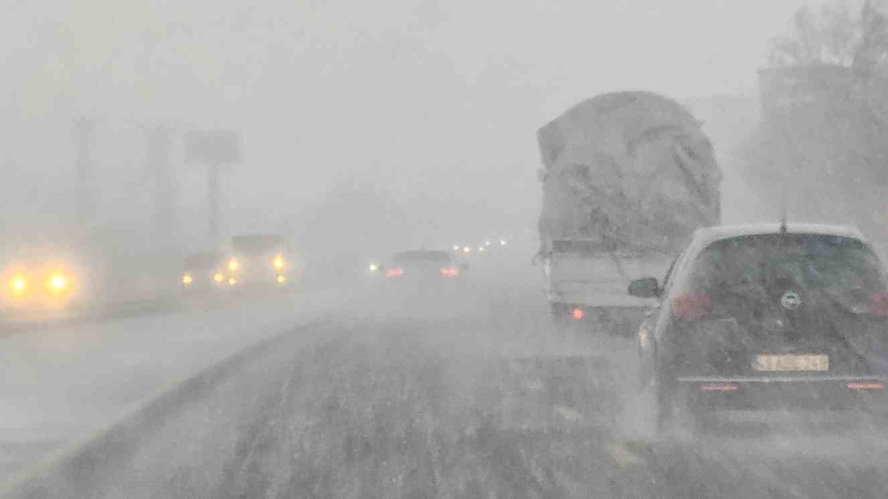 Tatvan’da kar yağışı
