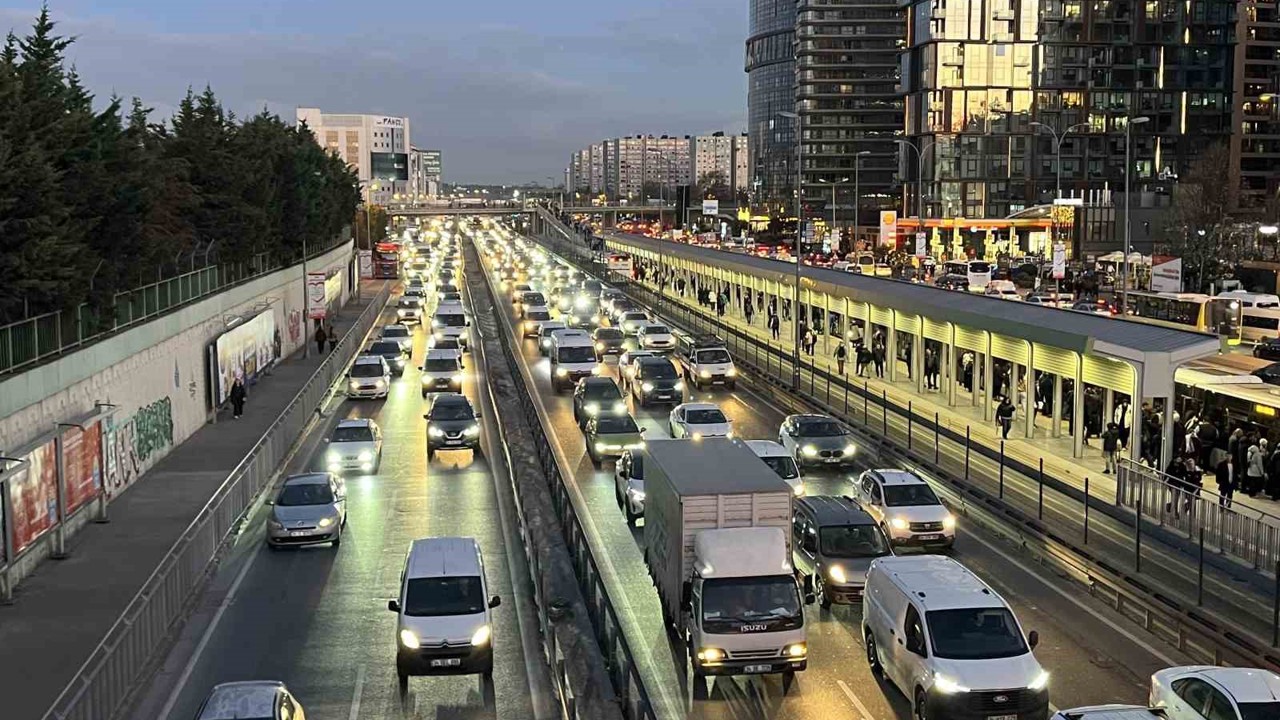 İstanbul’da trafik yoğunluğu yüzde 81’e ulaştı
