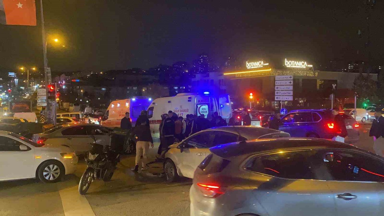 Işık ihlali yapan otomobil, iki motosiklete çarptı: 2 yaralı
