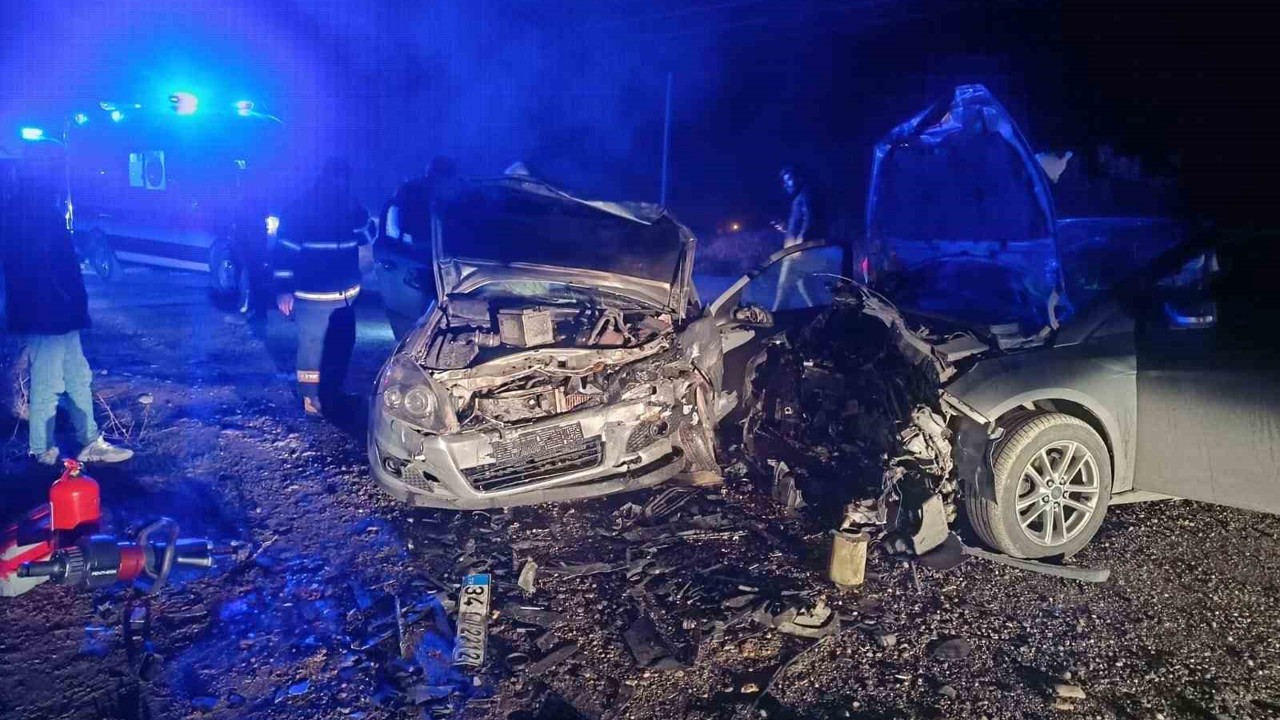 İki otomobil çarpıştı: 5 yaralı
