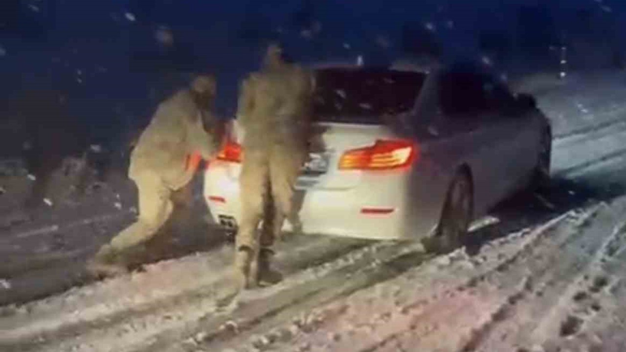 Muş-Bulanık yolunda ulaşıma kar engeli: Jandarma ekipleri rampada mahsur kalan araçları tek tek kurtardı
