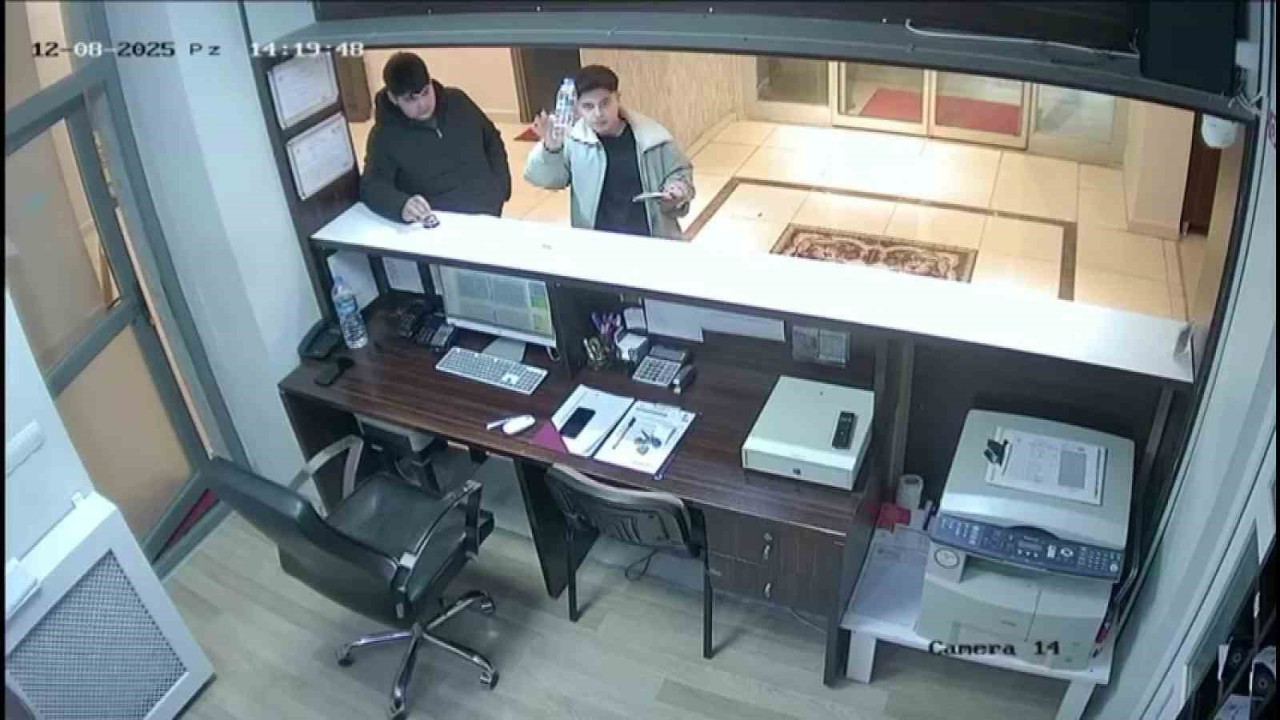 Çırak öğrencilerden örnek davranış: Aldıkları suyu kameraya gösterip parasını bıraktılar
