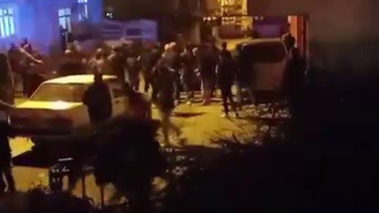 Aileler arasında savaşı andıran kavgada evler ateşe verildi
