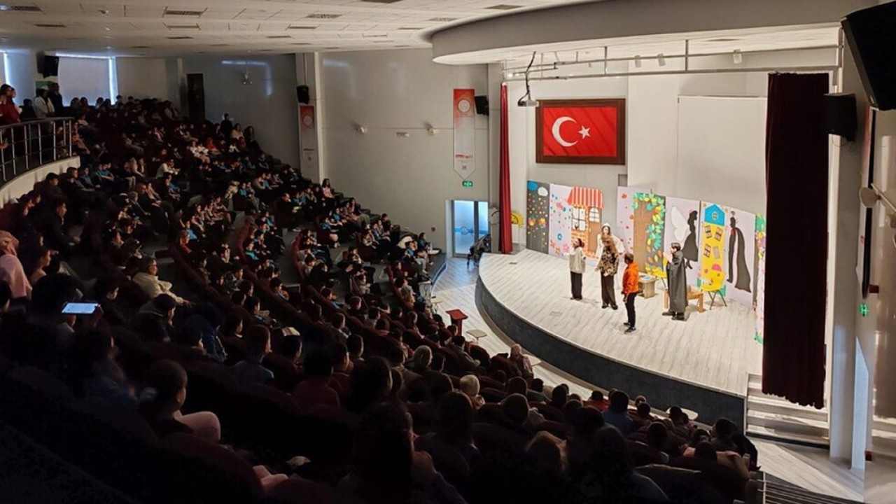 DPÜ Eğitim Fakültesi öğrencilerinden beğeni toplayan tiyatro gösterimi
