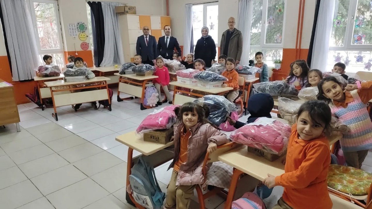 Bilecikli hayırseverden öğrencilere mont ve bot desteği
