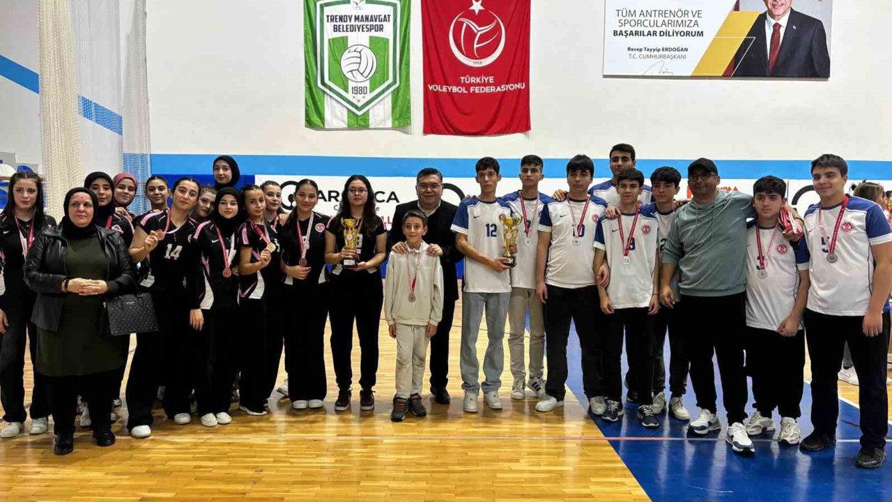 Hem öğrenci, hem okul müdürü olarak voleybolda kupalar kaldırmayı başardı
