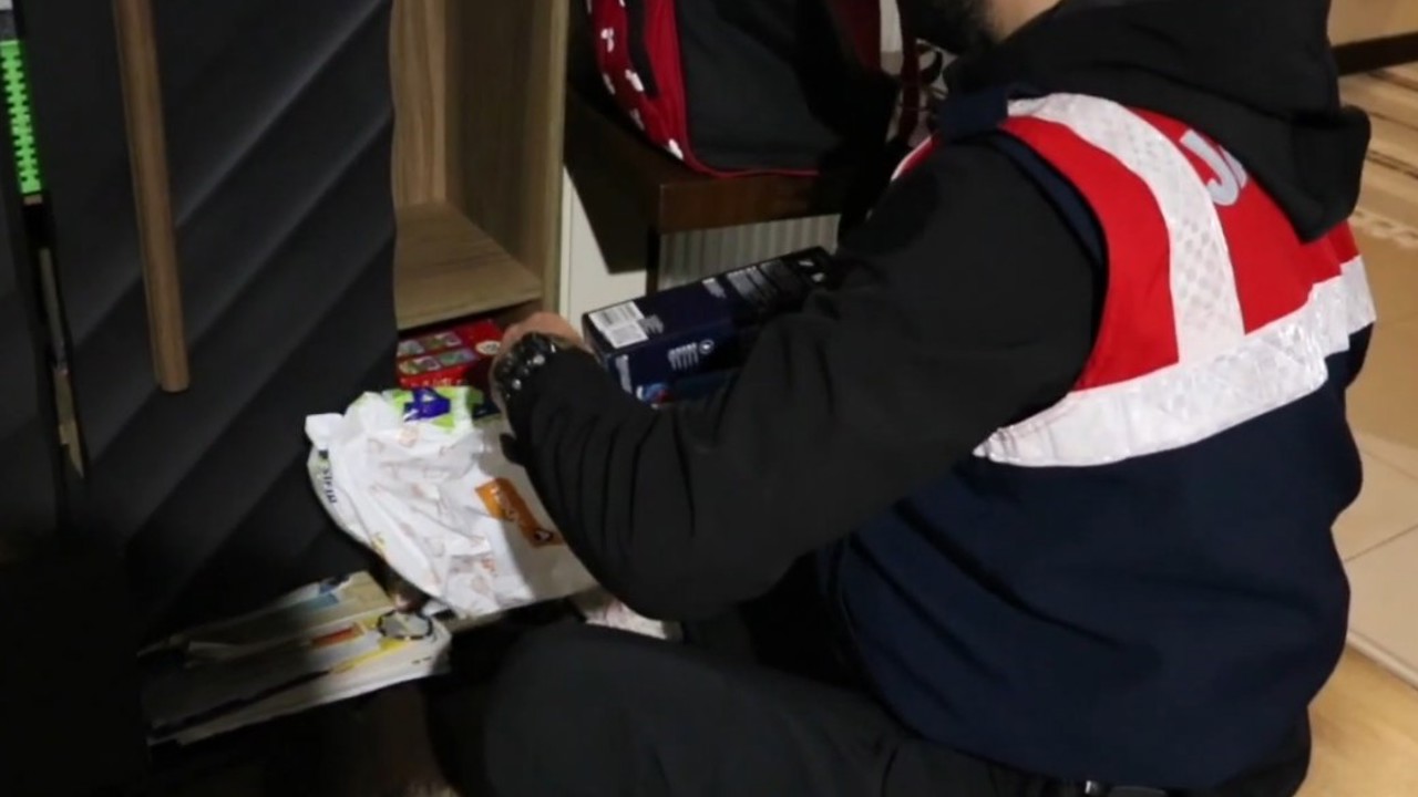 Mersin’de sosyal medya dolandırıcılarına jandarma operasyonu
