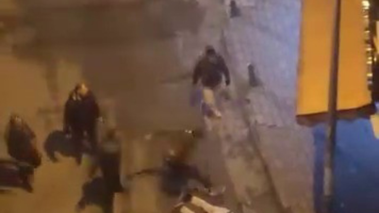 Laf attığı kişiler tarafından böyle darp edildi… Dövmekle yetinmediler, yerde tekmelediler

