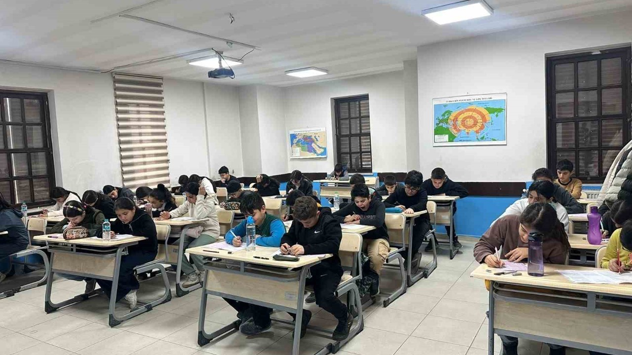 Büyükşehir Eğitim Merkezlerinde yapılan deneme sınavına bin 350 öğrenci katıldı
