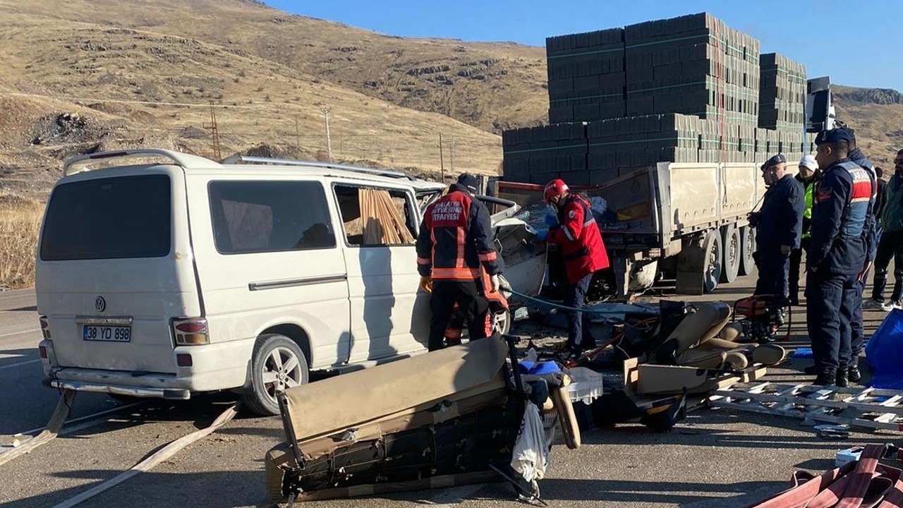 Malatya’da tır ile minibüs çarpıştı: 3 ölü
