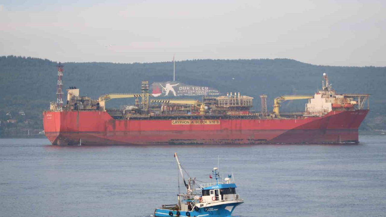 Çanakkale Boğazı’ndan yüzer üretim, depolama ve boşaltma gemisi geçti
