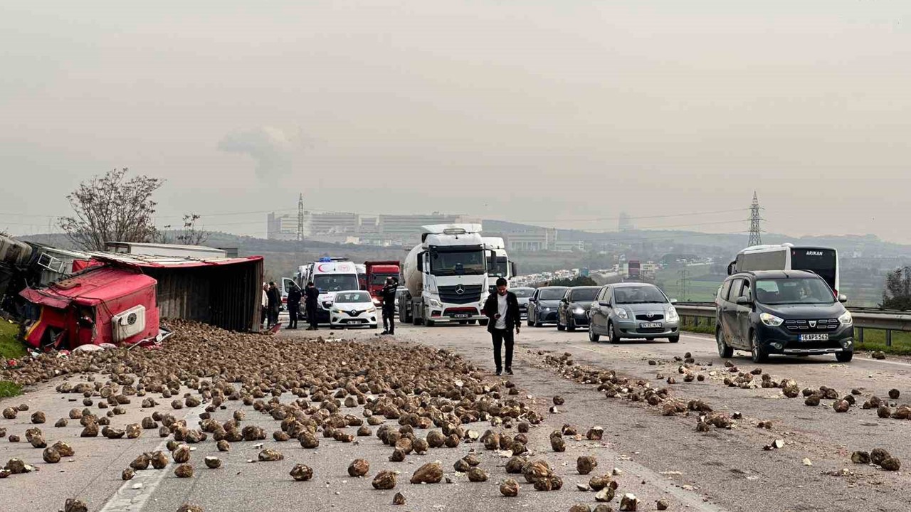 Şeker pancarı yüklü tır 2 araca çarpıp devrildi: 1’i ağır 5 yaralı
