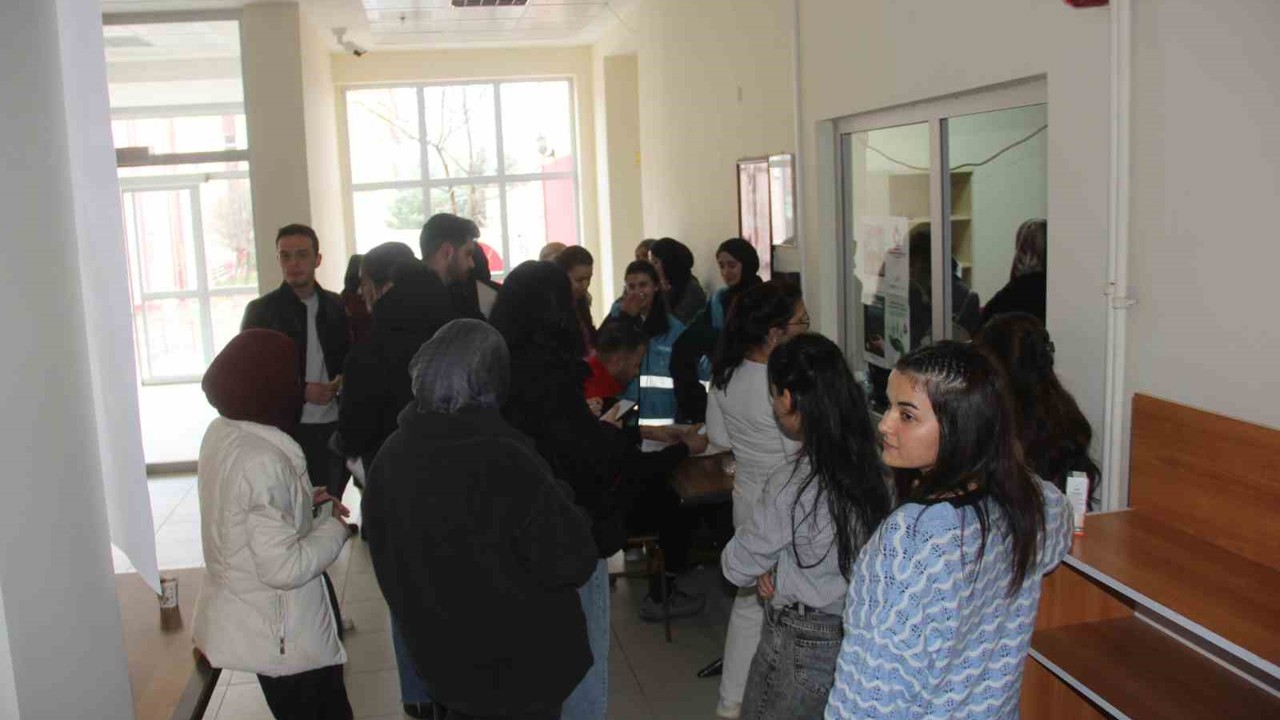 Üniversite öğrencileri kan bağışı için sıraya girdi
