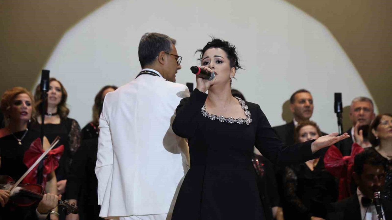 Kebapçısı da doktoru da bu koroda: 25 kişilik koro sahneye çıktı, izleyenleri mest etti
