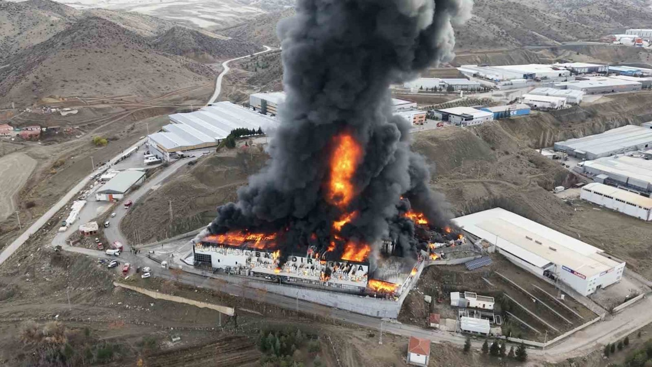 Kırıkkale’deki kimya fabrikasındaki yangına müdahale sürüyor

