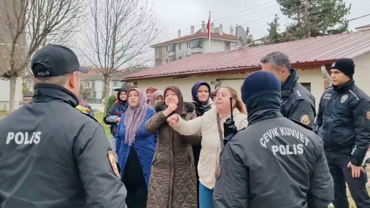 Kadınlardan mahalleye yapılacak baz istasyonuna ve erkeklere tepki
