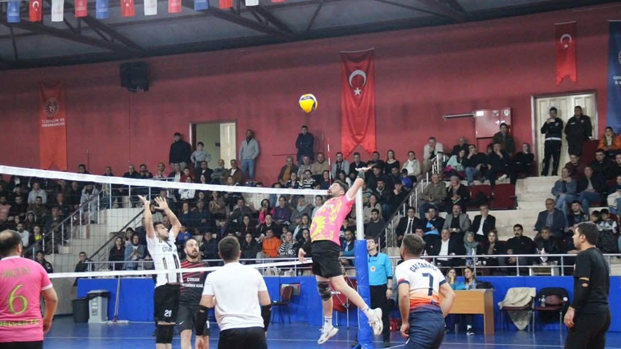Çal’da düzenlenen voleybol turnuvasında final maçları heyecanı zirveye taşıdı
