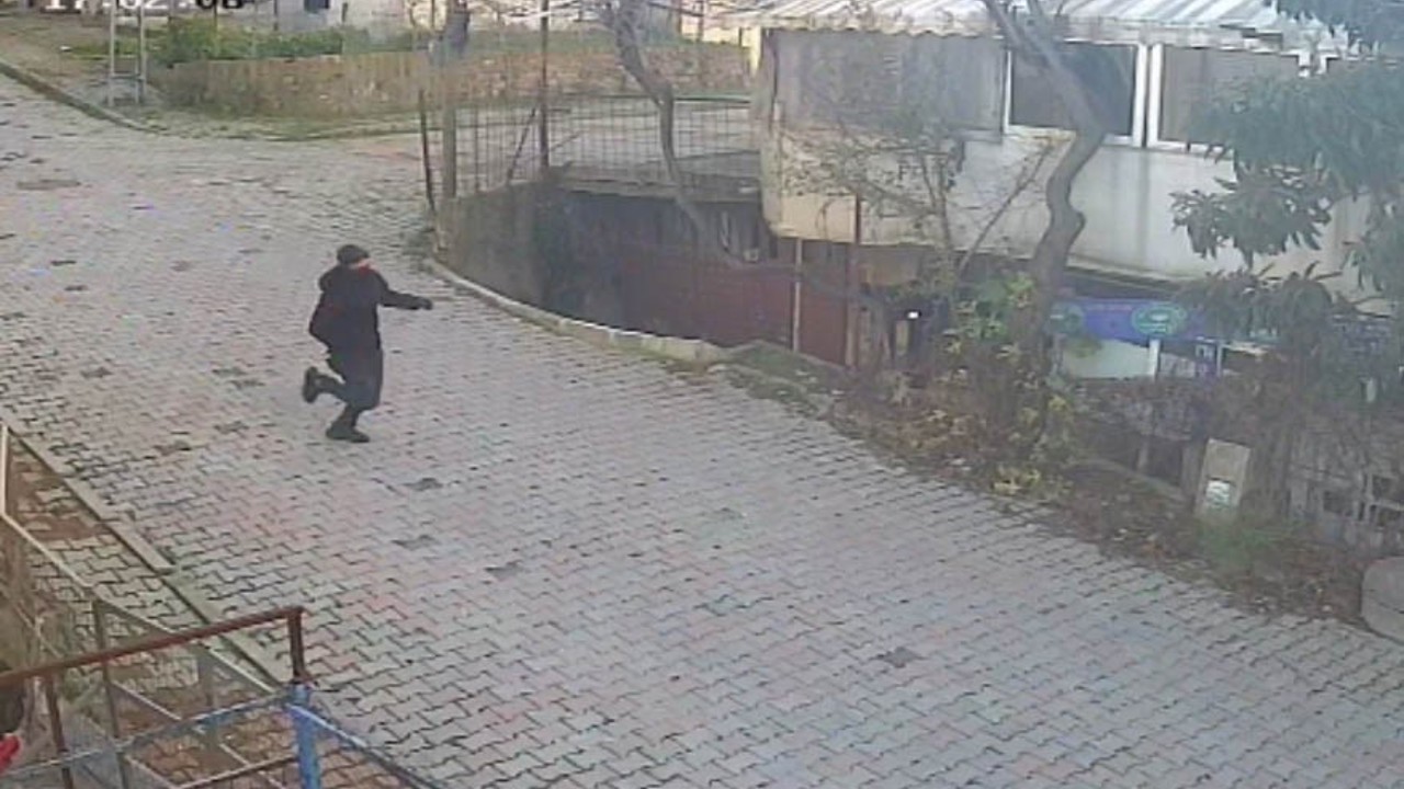 Arnavutköy’de film sahnelerini aratmayan gasp: Kaçan şüpheli "Ayağına sıkarım" diye tehdit etti

