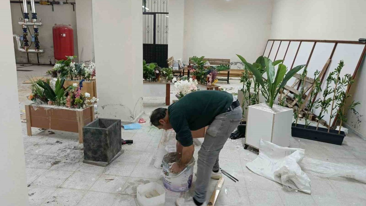 Atık malzemelerle okulu süslüyor
